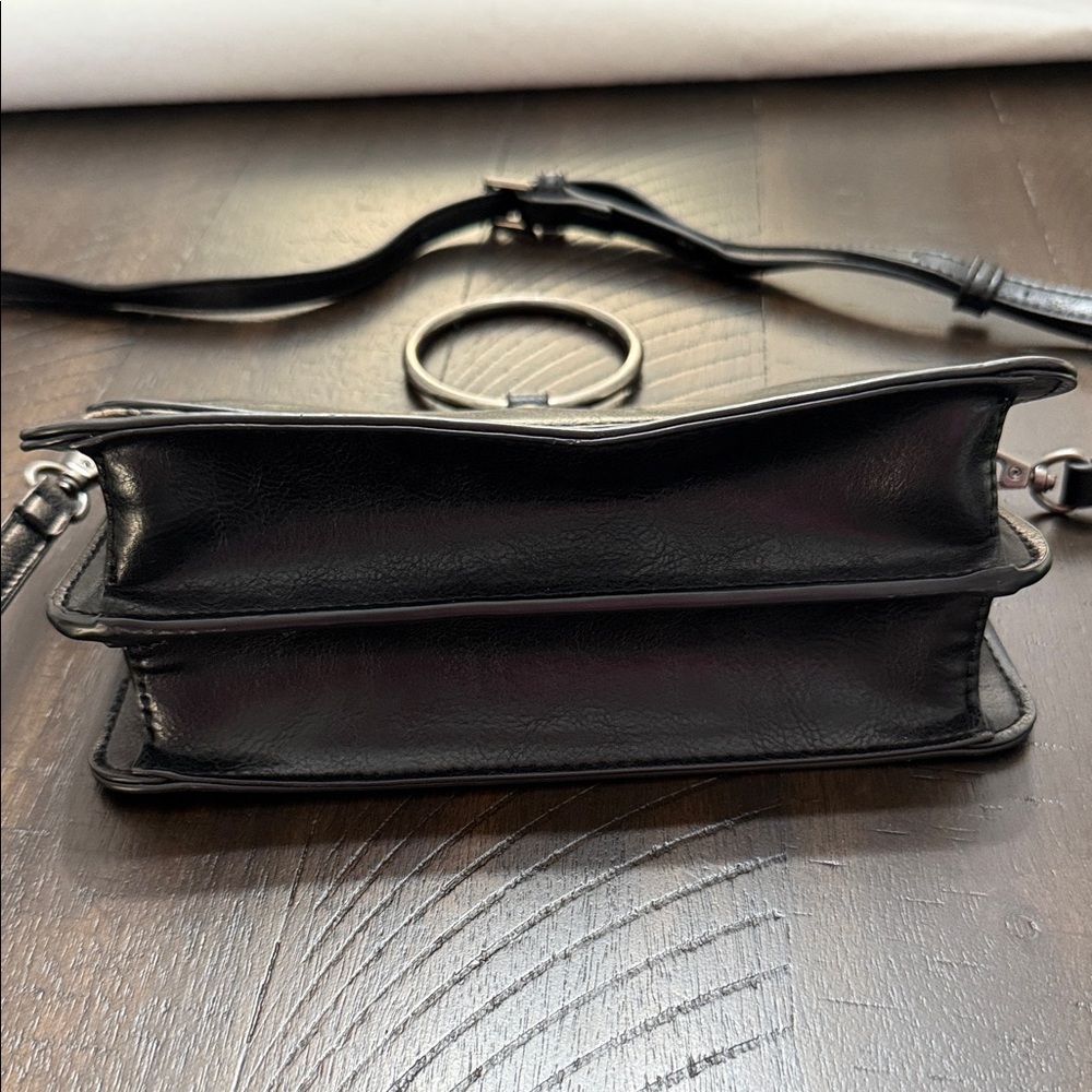 Elegant Black Leather Crossbody Bag - Picture 2 of 7